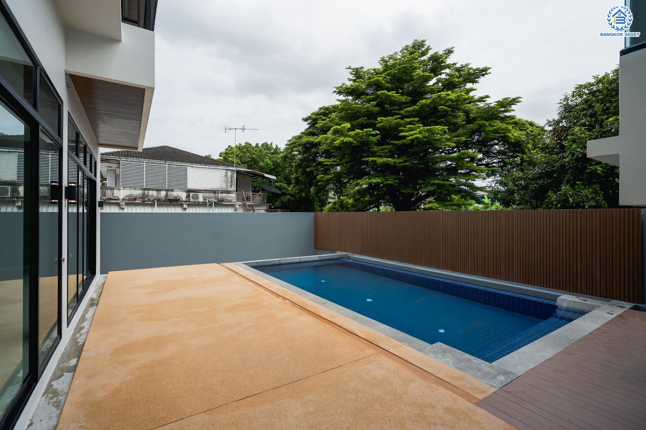 บ้านมือสองตกแต่งใหม่ ม.ซอย พหลโยธิน56 พหลโยธิน บ้านเดี่ยวหลังใหญ่ ภายในตกแต่งหรูหรา บนเนื้อที่เยอะถึง 98.60 ตร.ว. 3 ห้องนอน 3 ห้องน้ำ 2 ที่จอดรถ บรรยากาศเป็นส่วนตัว พร้อมมีสระน้ำในตัว บนพื้นที่กว่า 430 ตร.ม. บนทำเลที่ดี เชื่อมต่อถนน พหลโยธิน, ลำลูกกา, วิภาวดี-รังสิต เดินทางสะดวกใกล้รถไฟฟ้า สถานี "แยก คปอ, คูคต"